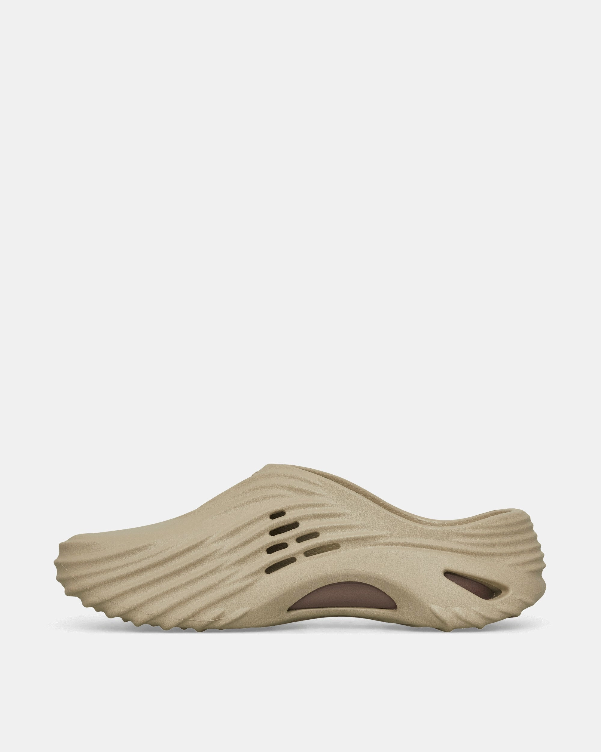 Echo Wave Mules Moth
